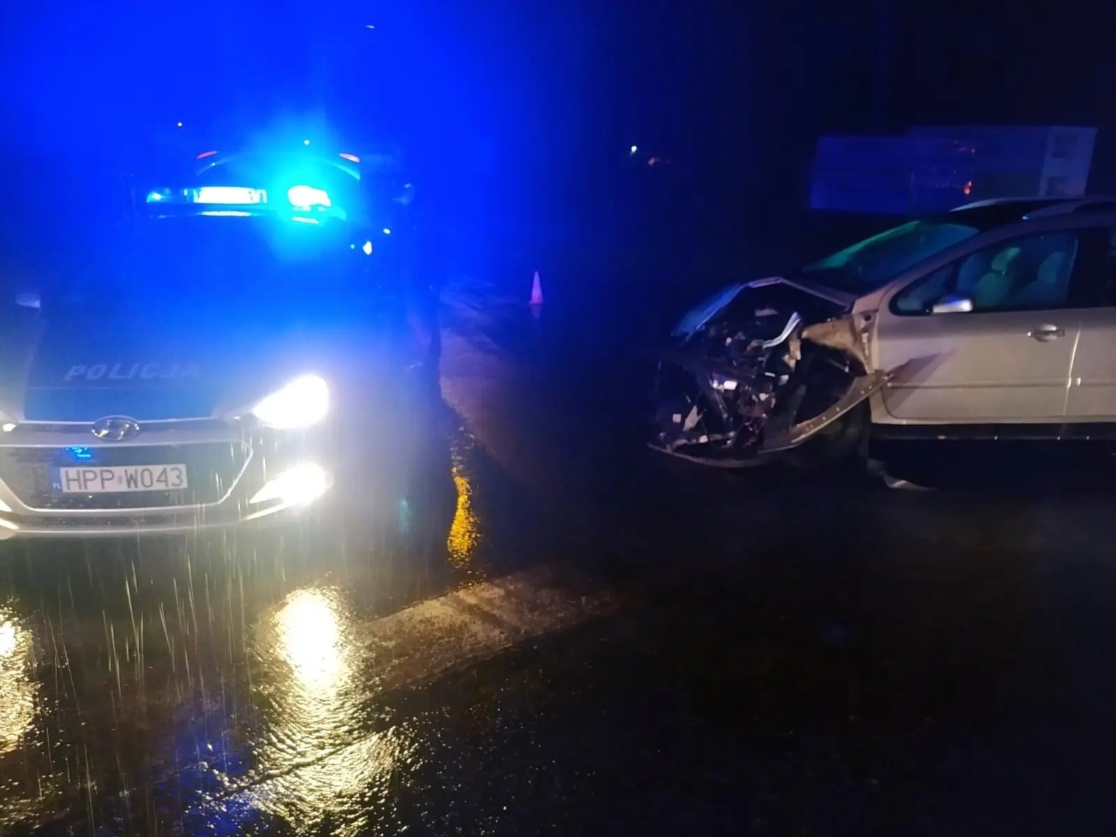 Zdjęcie w galerii na portalu naszwodzislaw.com: Osobowy peugeot uderzył w autobus Eko-Okien wiadomości z regionu