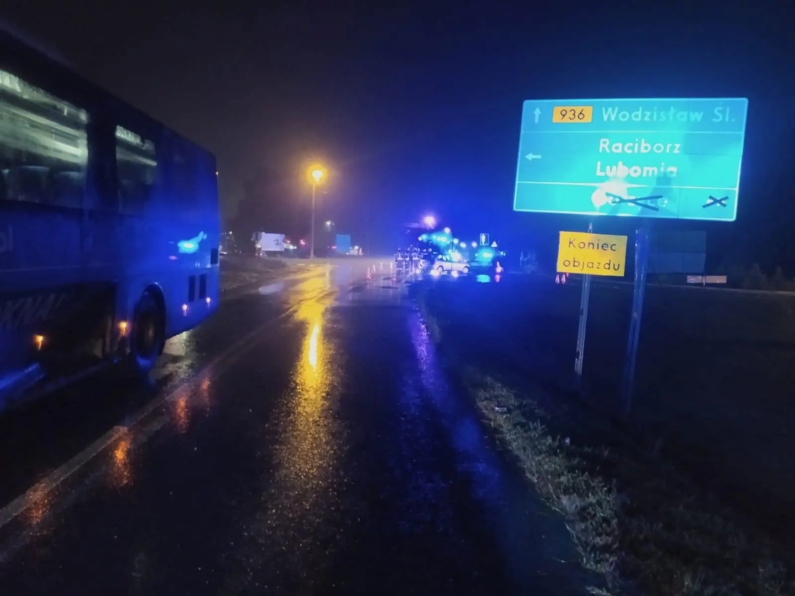 Zdjęcie w galerii na portalu naszwodzislaw.com: Osobowy peugeot uderzył w autobus Eko-Okien wiadomości z regionu