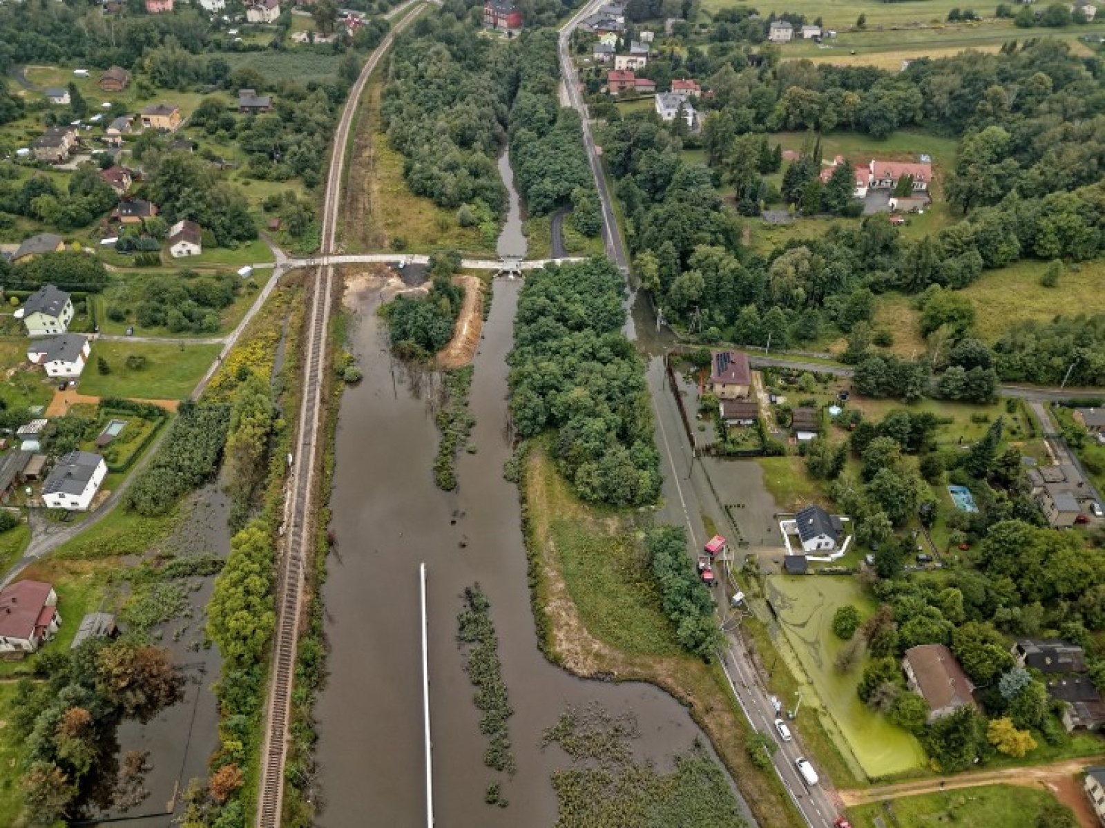 Zdjęcie w galerii na portalu naszwodzislaw.com: Rydułtowy. Burmistrz spotkał się z mieszkańcami zalanych posesji wiadomości z regionu