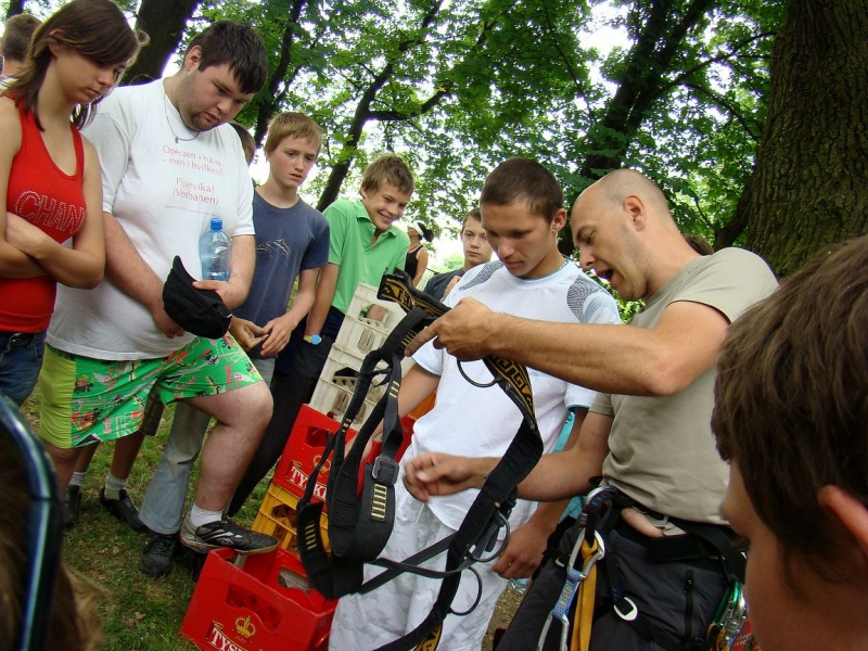 Zdjęcie w galerii na portalu naszwodzislaw.com: Uczniowie za kierownicami terenówek wiadomości z regionu