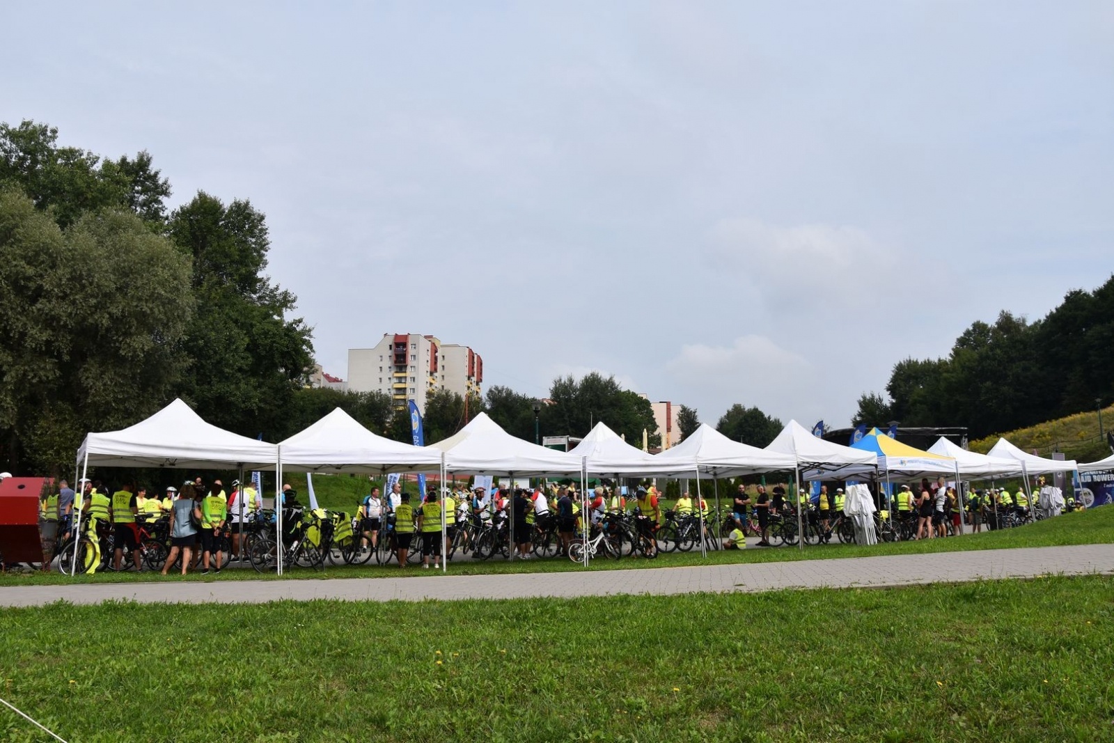 Zdjęcie w galerii na portalu naszwodzislaw.com: Ponad pół tysiąca rowerzystów na trasie [FOTO] wiadomości z regionu