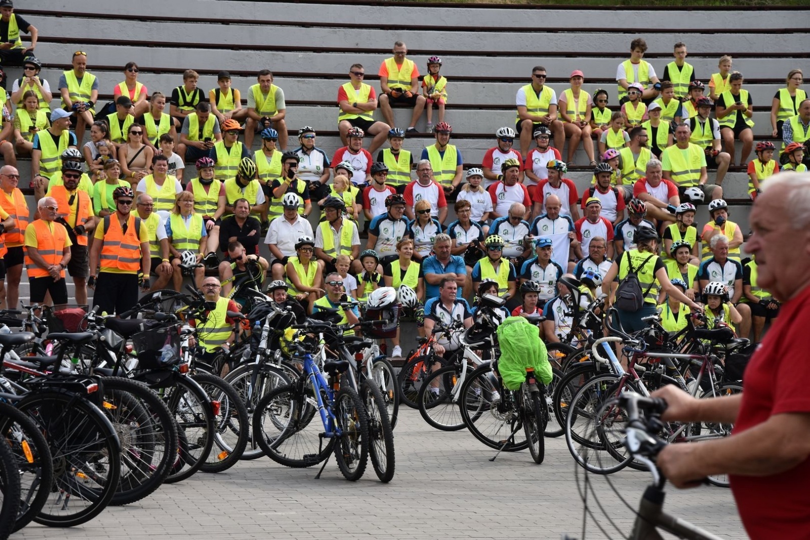 Zdjęcie w galerii na portalu naszwodzislaw.com: Ponad pół tysiąca rowerzystów na trasie [FOTO] wiadomości z regionu