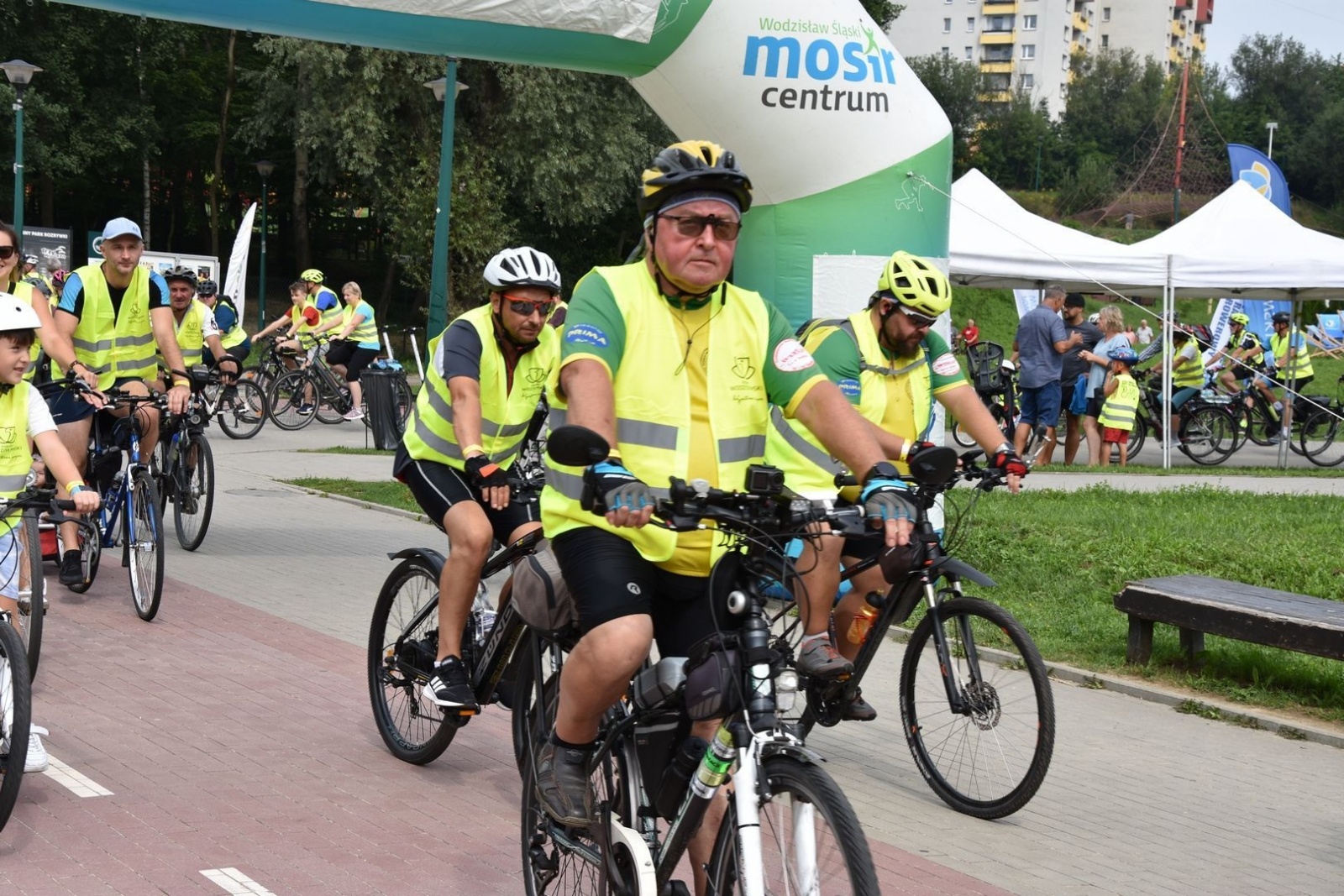 Zdjęcie w galerii na portalu naszwodzislaw.com: Ponad pół tysiąca rowerzystów na trasie [FOTO] wiadomości z regionu