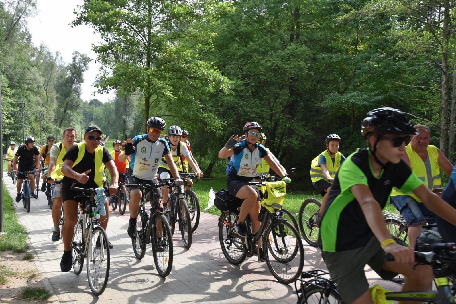Zdjęcie w galerii na portalu naszwodzislaw.com: Ponad pół tysiąca rowerzystów na trasie [FOTO] wiadomości z regionu