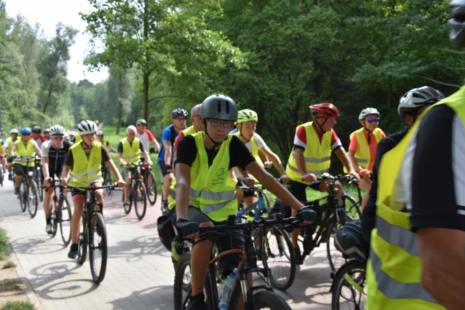 Zdjęcie w galerii na portalu naszwodzislaw.com: Ponad pół tysiąca rowerzystów na trasie [FOTO] wiadomości z regionu