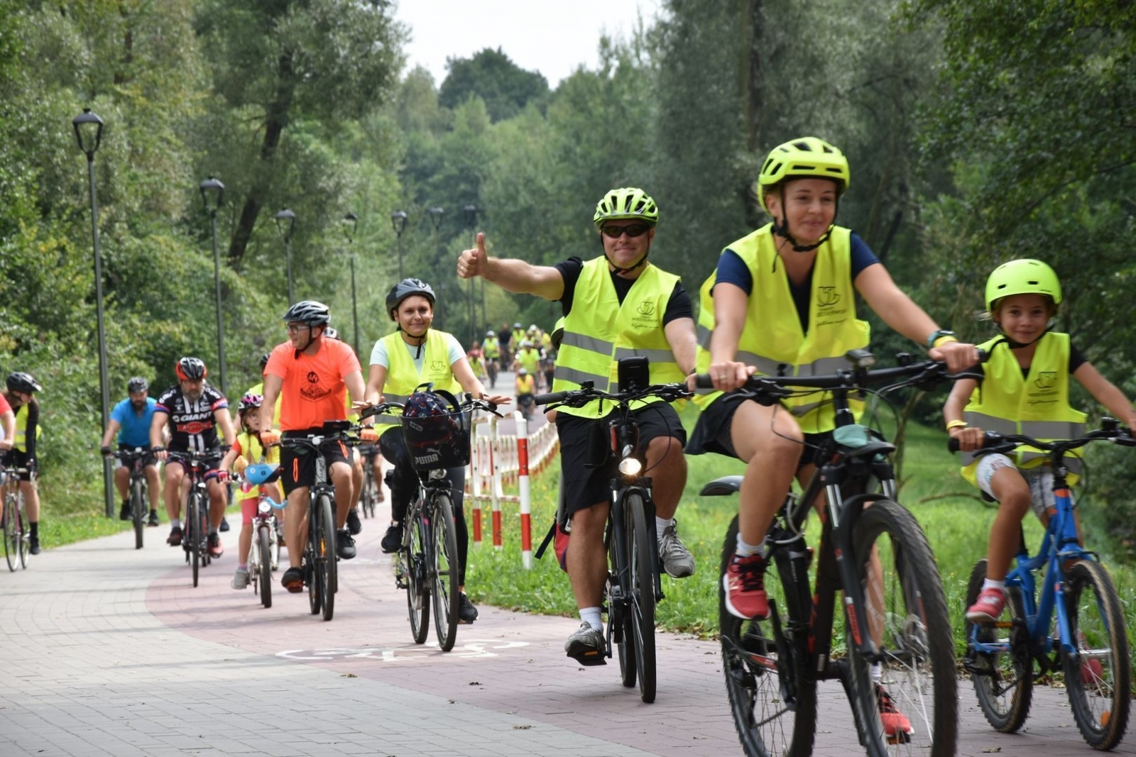 Zdjęcie w galerii na portalu naszwodzislaw.com: Ponad pół tysiąca rowerzystów na trasie [FOTO] wiadomości z regionu