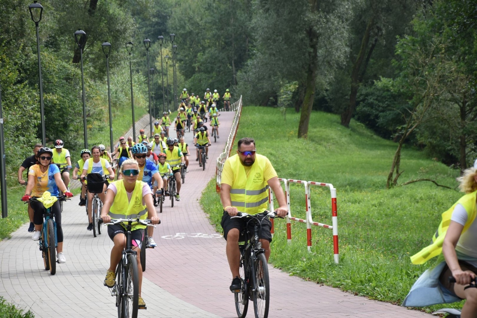 Zdjęcie w galerii na portalu naszwodzislaw.com: Ponad pół tysiąca rowerzystów na trasie [FOTO] wiadomości z regionu