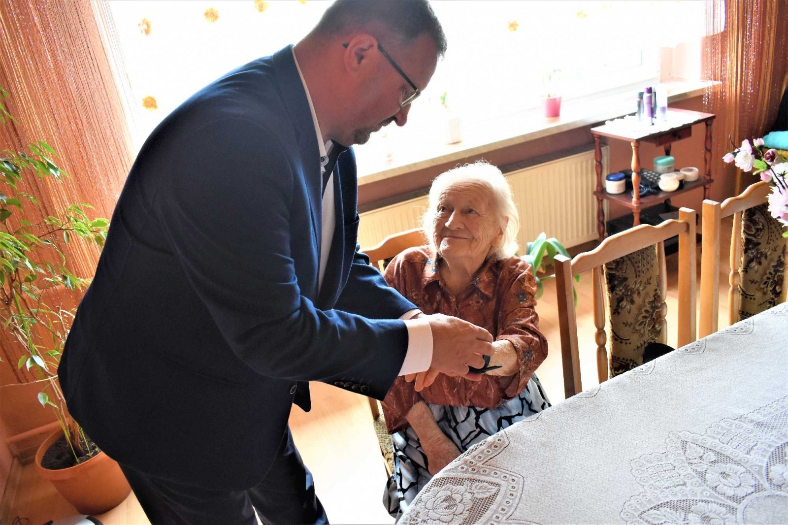 Zdjęcie w galerii na portalu naszwodzislaw.com: Seniorzy otrzymali opaski ułatwiające opiekę na odległość wiadomości z regionu