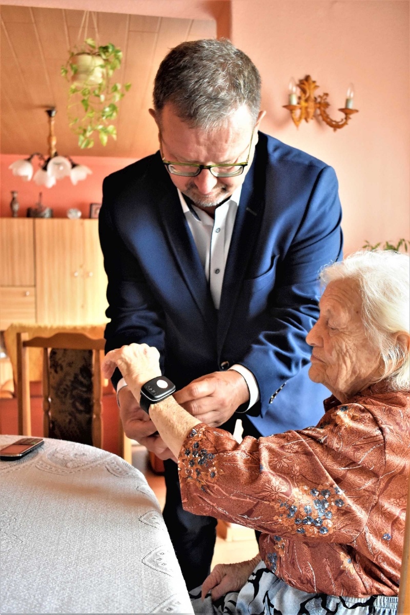 Zdjęcie w galerii na portalu naszwodzislaw.com: Seniorzy otrzymali opaski ułatwiające opiekę na odległość wiadomości z regionu