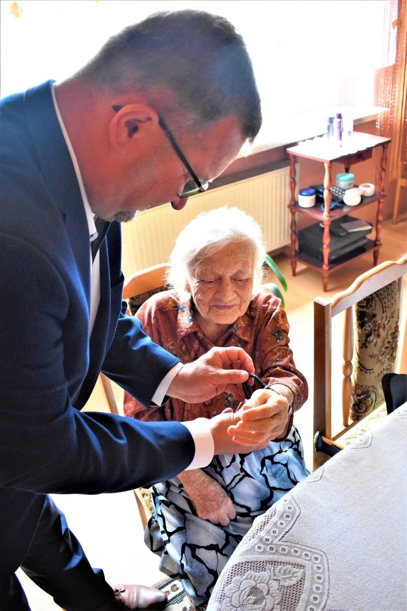 Zdjęcie w galerii na portalu naszwodzislaw.com: Seniorzy otrzymali opaski ułatwiające opiekę na odległość wiadomości z regionu