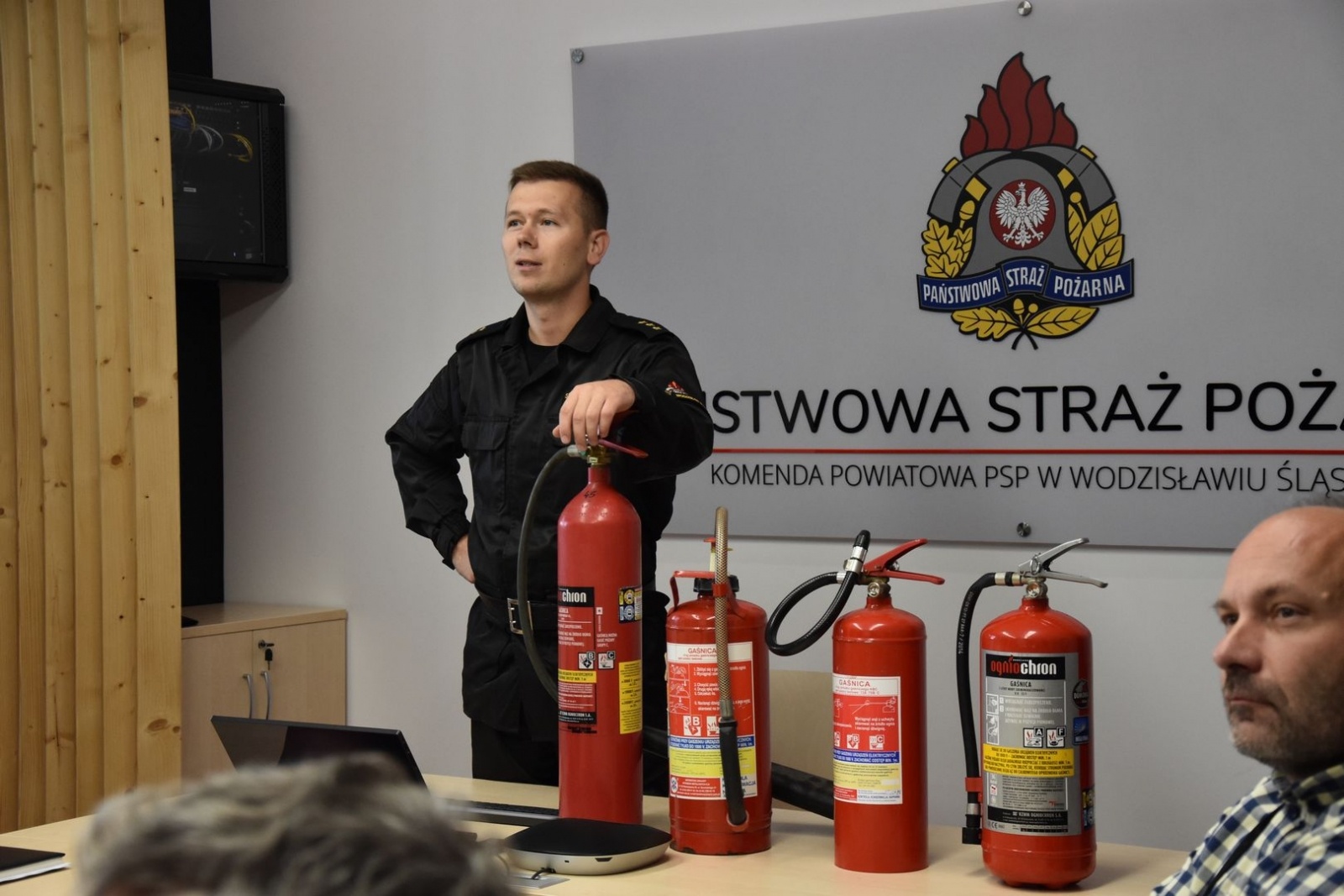 Zdjęcie w galerii na portalu naszwodzislaw.com: Bezpieczeństwo priorytetem. Szkolenie przeciwpożarowe dla pracowników starostwa [FOTO] wiadomości z regionu