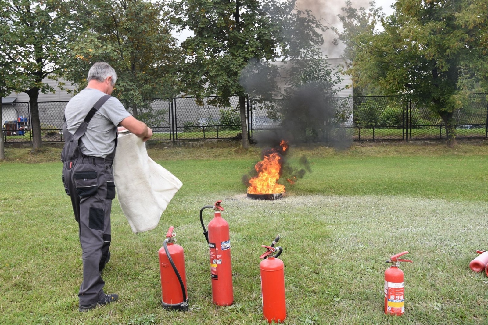 Zdjęcie w galerii na portalu naszwodzislaw.com: Bezpieczeństwo priorytetem. Szkolenie przeciwpożarowe dla pracowników starostwa [FOTO] wiadomości z regionu
