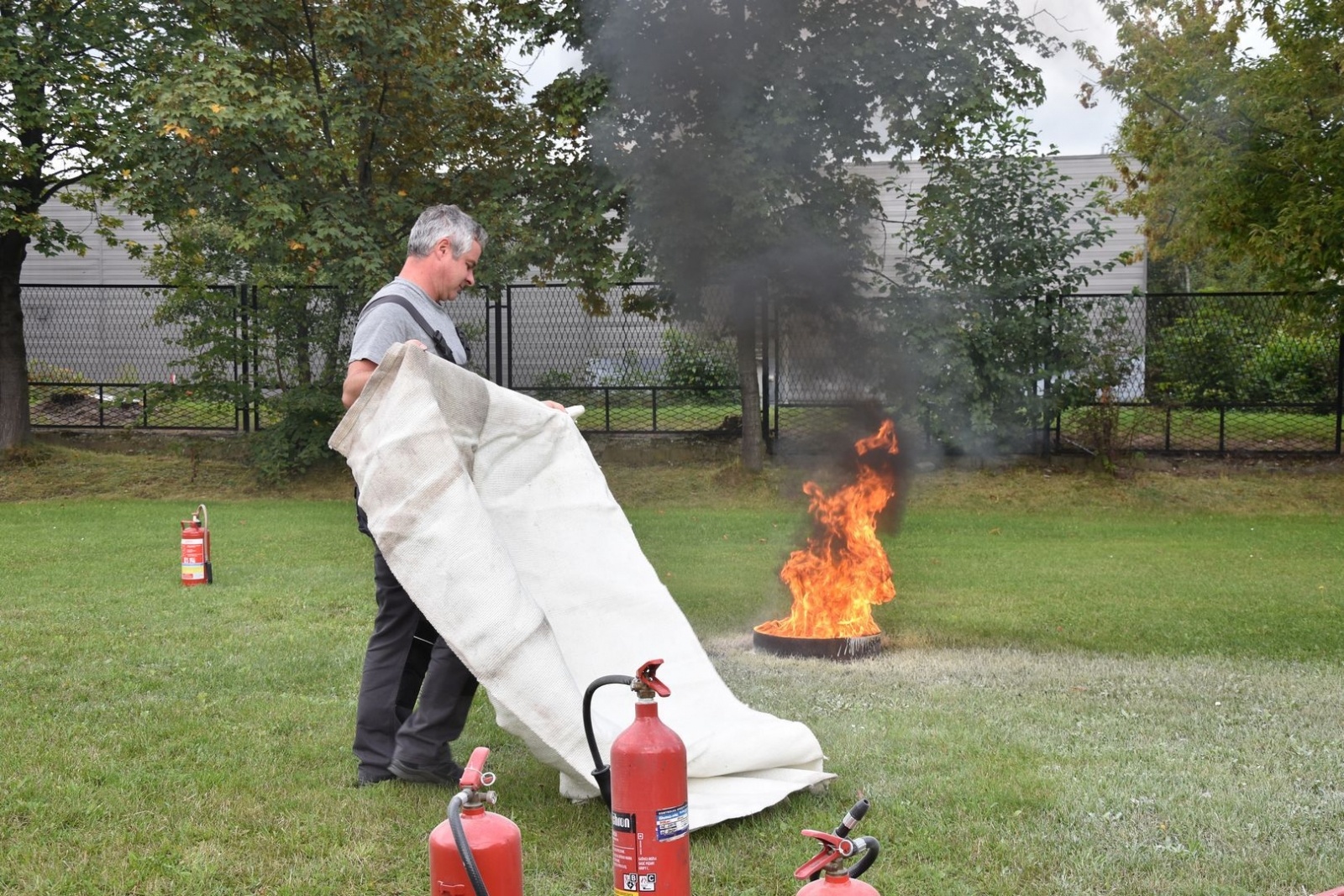 Zdjęcie w galerii na portalu naszwodzislaw.com: Bezpieczeństwo priorytetem. Szkolenie przeciwpożarowe dla pracowników starostwa [FOTO] wiadomości z regionu