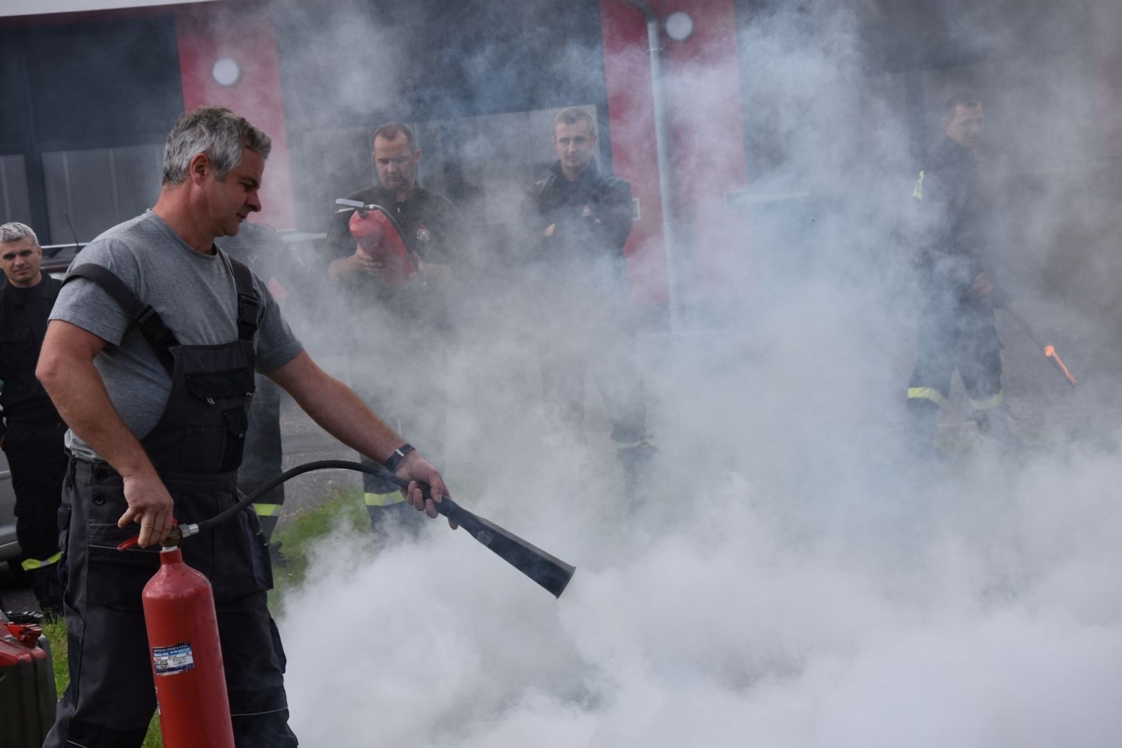 Zdjęcie w galerii na portalu naszwodzislaw.com: Bezpieczeństwo priorytetem. Szkolenie przeciwpożarowe dla pracowników starostwa [FOTO] wiadomości z regionu