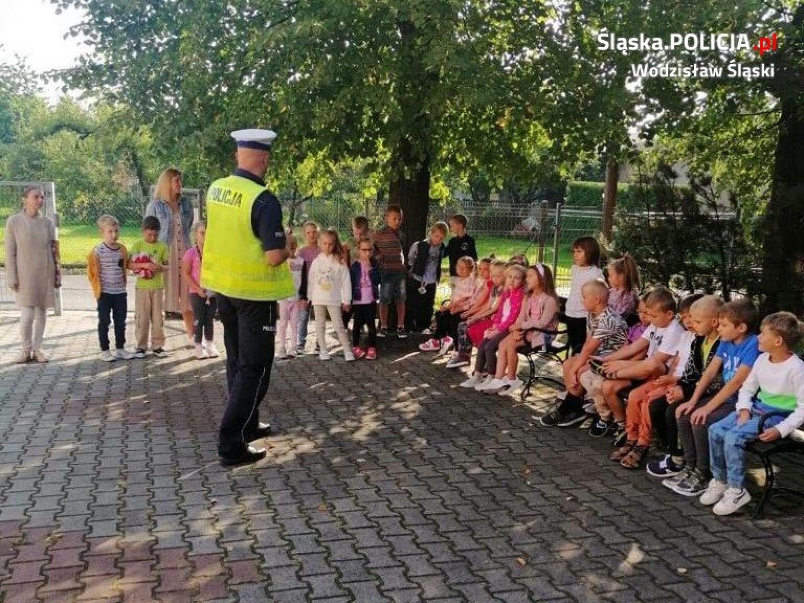 Zdjęcie w galerii na portalu naszwodzislaw.com: Bezpieczna droga do szkoły. Trening z wodzisławskimi mundurowymi wiadomości z regionu