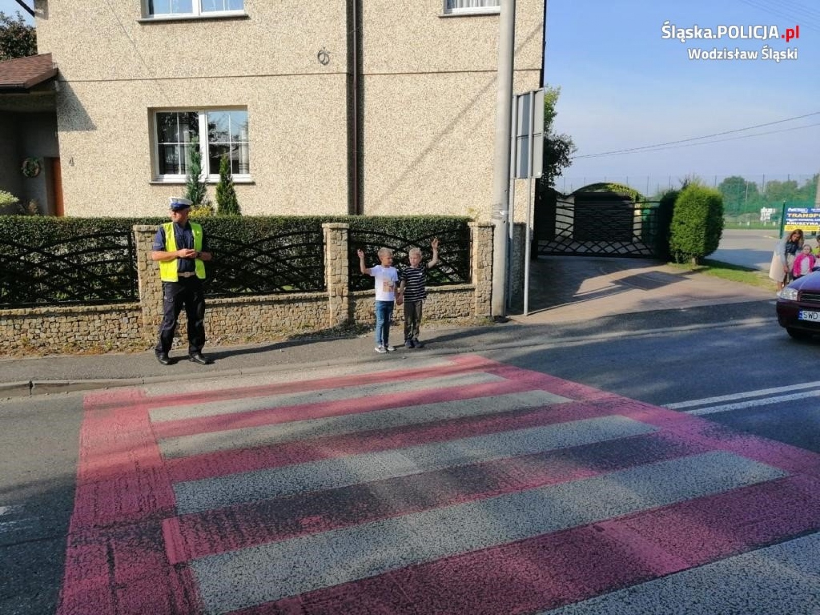 Zdjęcie w galerii na portalu naszwodzislaw.com: Bezpieczna droga do szkoły. Trening z wodzisławskimi mundurowymi wiadomości z regionu