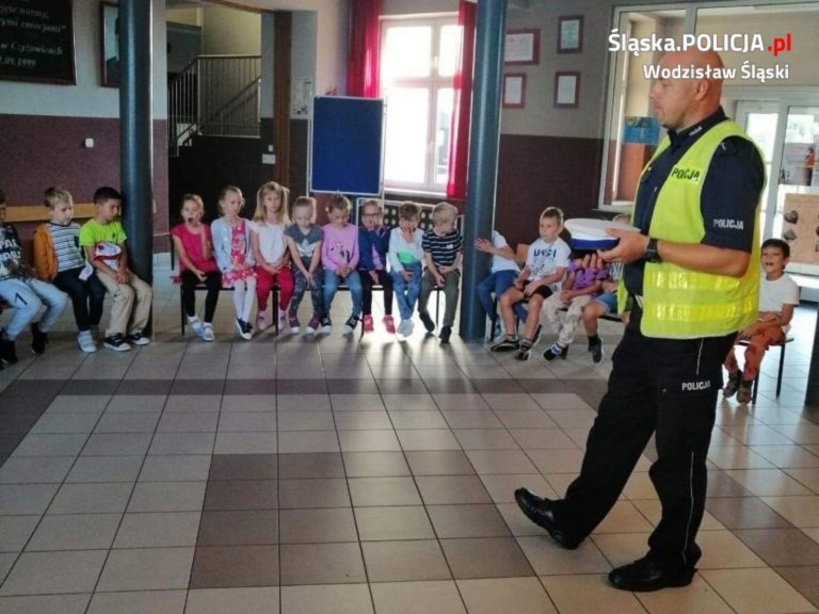 Zdjęcie w galerii na portalu naszwodzislaw.com: Bezpieczna droga do szkoły. Trening z wodzisławskimi mundurowymi wiadomości z regionu