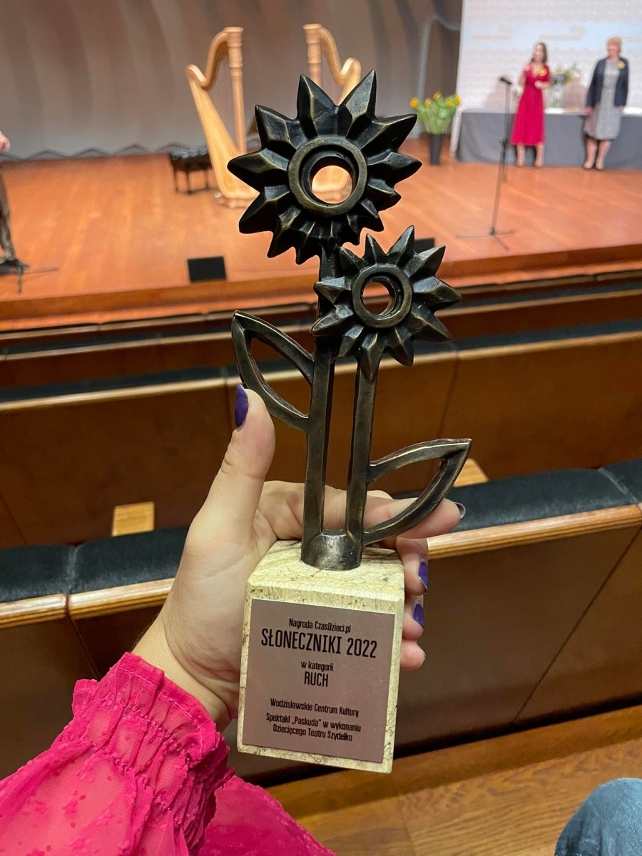 Zdjęcie w galerii na portalu naszwodzislaw.com: Słoneczniki 2022. Teatr Szydełko z WCK z nagrodą wiadomości z regionu