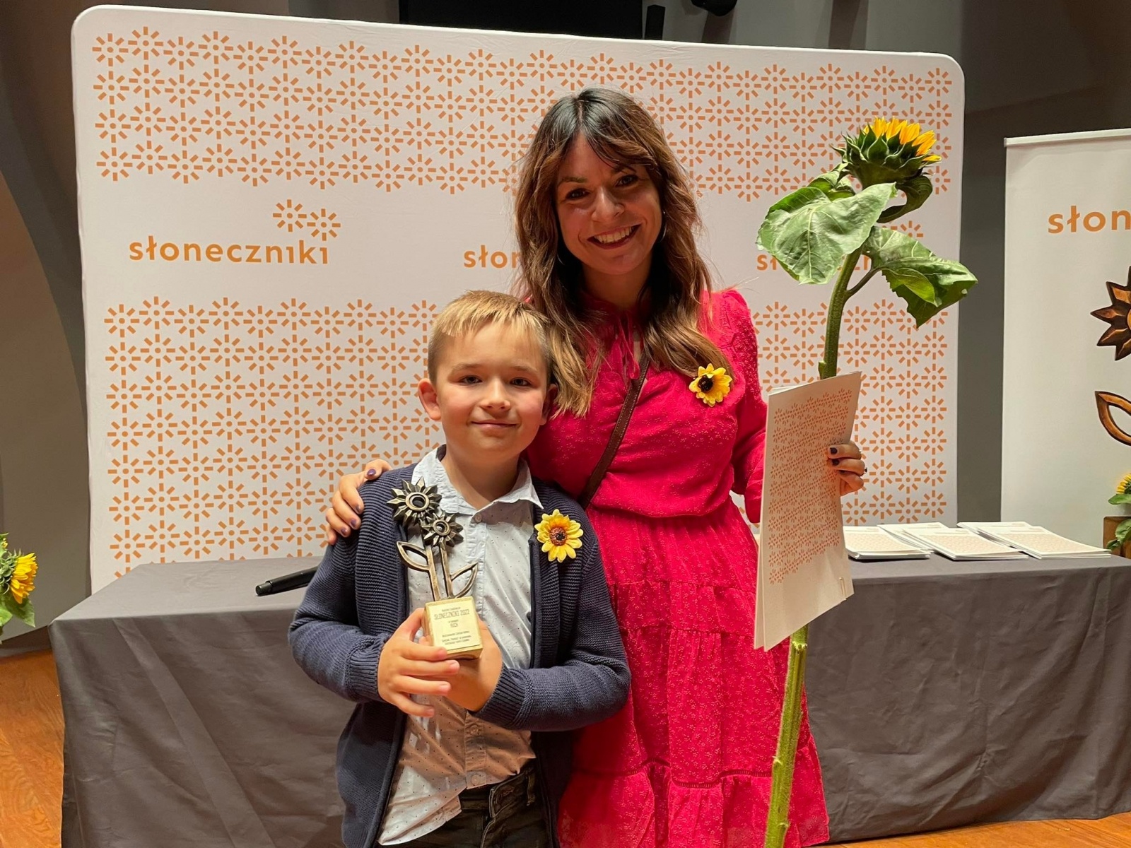 Zdjęcie w galerii na portalu naszwodzislaw.com: Słoneczniki 2022. Teatr Szydełko z WCK z nagrodą wiadomości z regionu