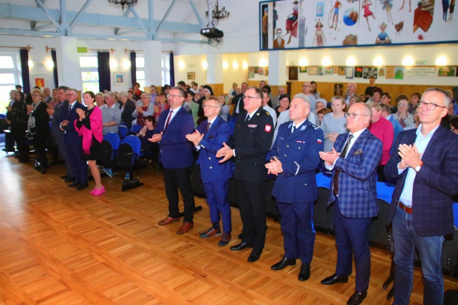 Zdjęcie w galerii na portalu naszwodzislaw.com: Witaj Polsko! Koncert jubileuszowy zawitał do DPS Gorzyce [FOTO] wiadomości z regionu
