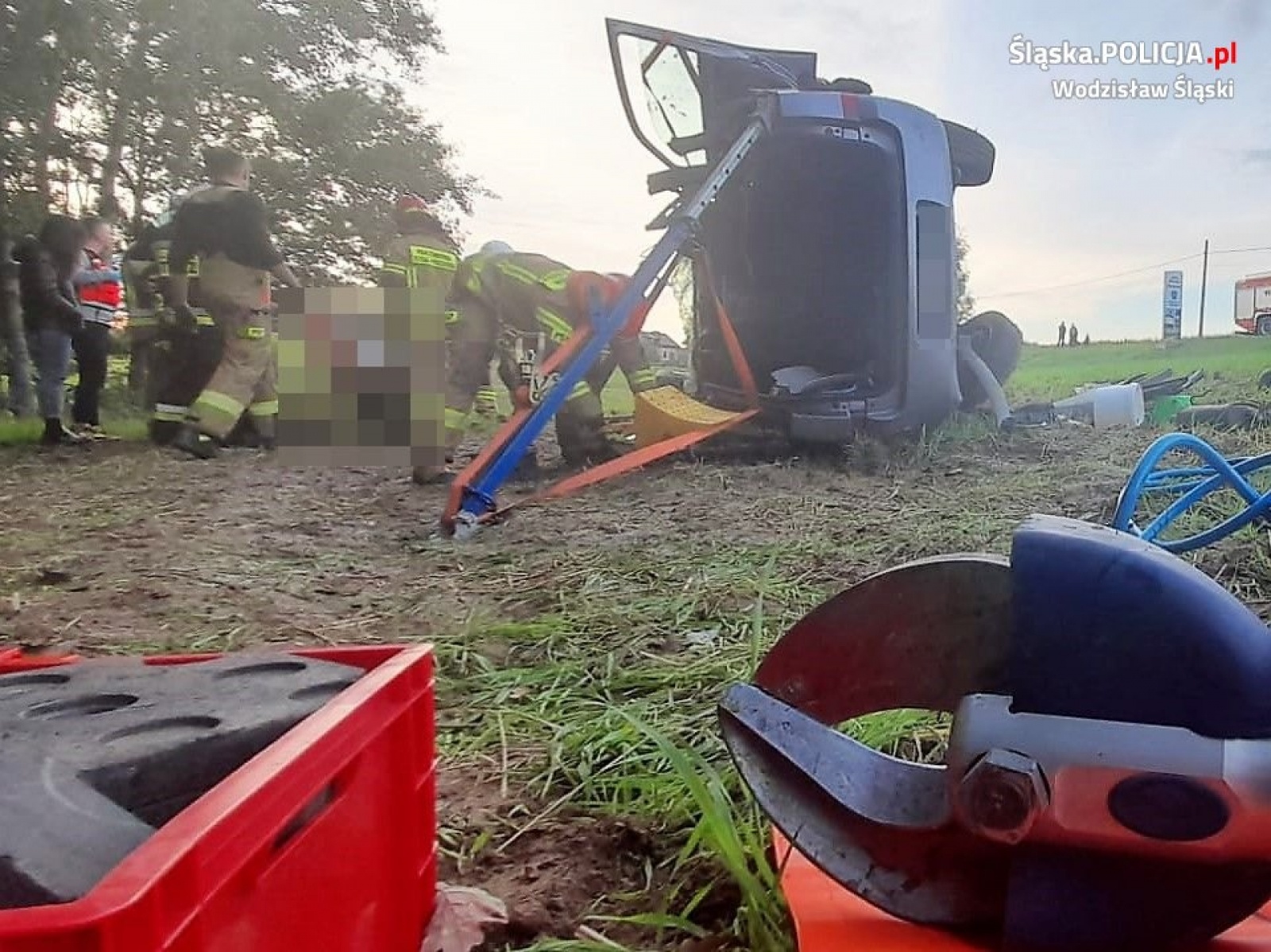 Zdjęcie w galerii na portalu naszwodzislaw.com: Za szybko i pod wpływem. Dachowanie w Połomi wiadomości z regionu