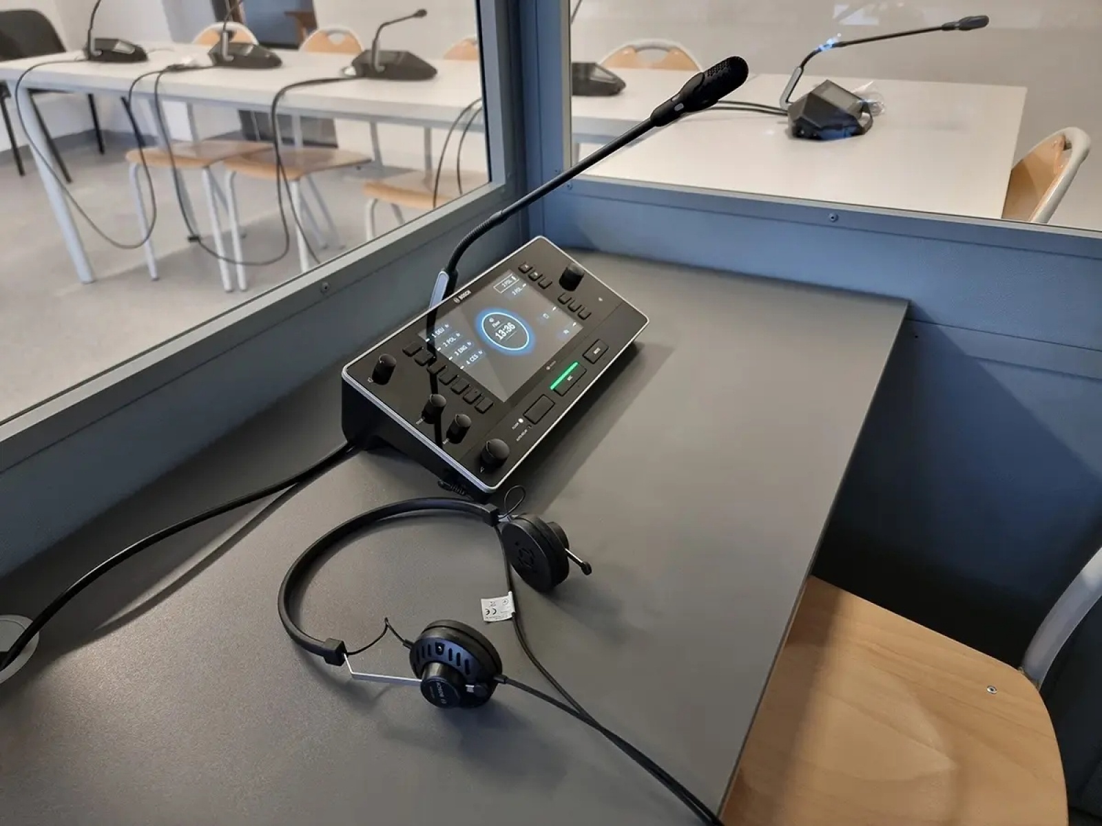 Zdjęcie w galerii na portalu naszwodzislaw.com: Nowoczesny sprzęt do tłumaczeń w Akademii Nauk Stosowanych w Raciborzu wiadomości z regionu