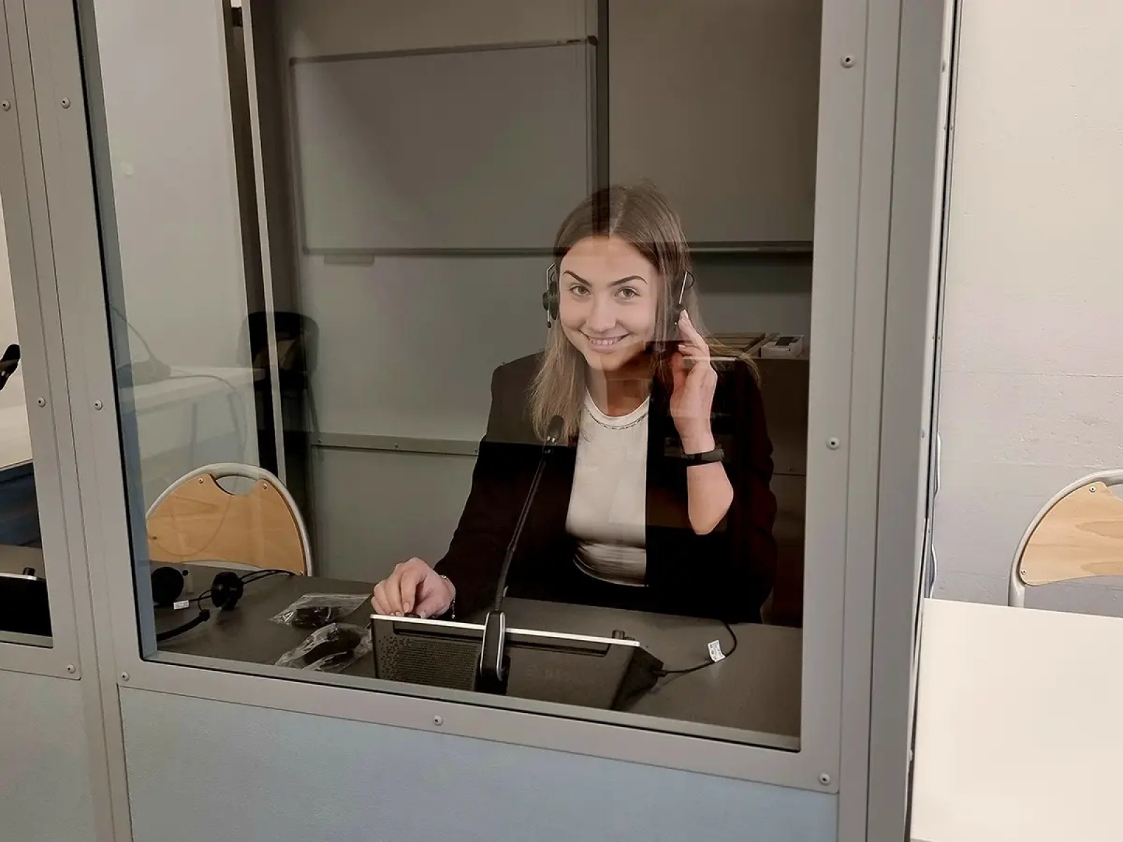 Zdjęcie w galerii na portalu naszwodzislaw.com: Nowoczesny sprzęt do tłumaczeń w Akademii Nauk Stosowanych w Raciborzu wiadomości z regionu