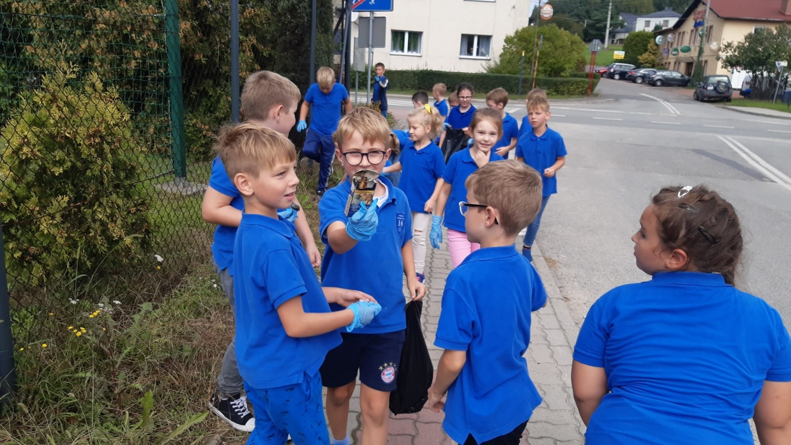 Zdjęcie w galerii na portalu naszwodzislaw.com: Uczniowie z Zawady sprzątali świat wiadomości z regionu