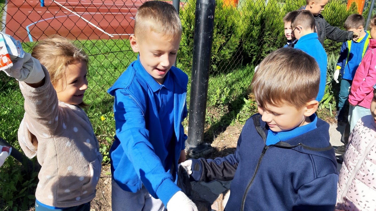 Zdjęcie w galerii na portalu naszwodzislaw.com: Uczniowie z Zawady sprzątali świat wiadomości z regionu