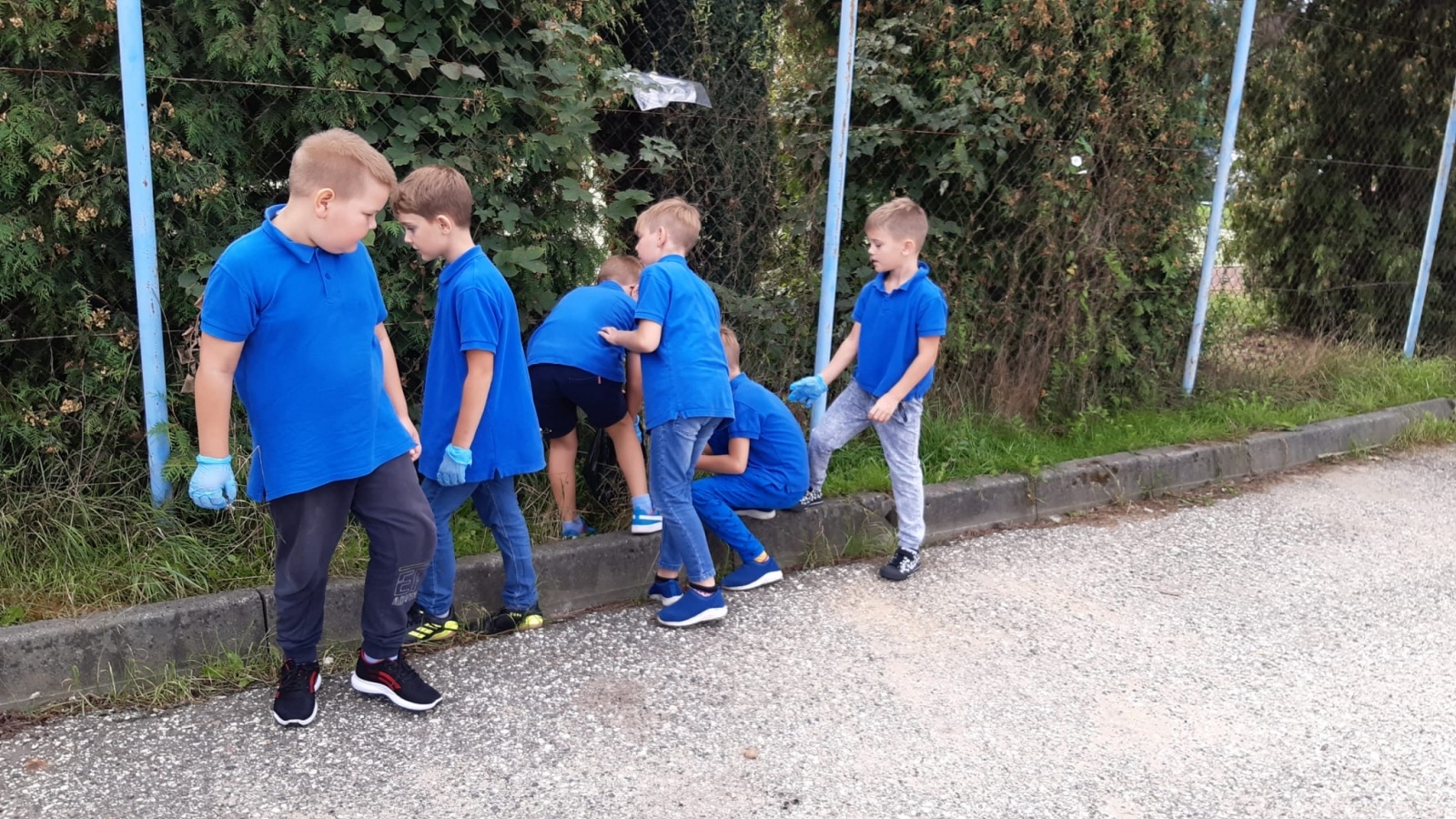 Zdjęcie w galerii na portalu naszwodzislaw.com: Uczniowie z Zawady sprzątali świat wiadomości z regionu