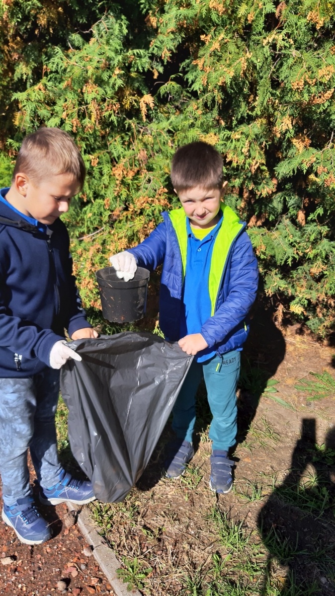 Zdjęcie w galerii na portalu naszwodzislaw.com: Uczniowie z Zawady sprzątali świat wiadomości z regionu