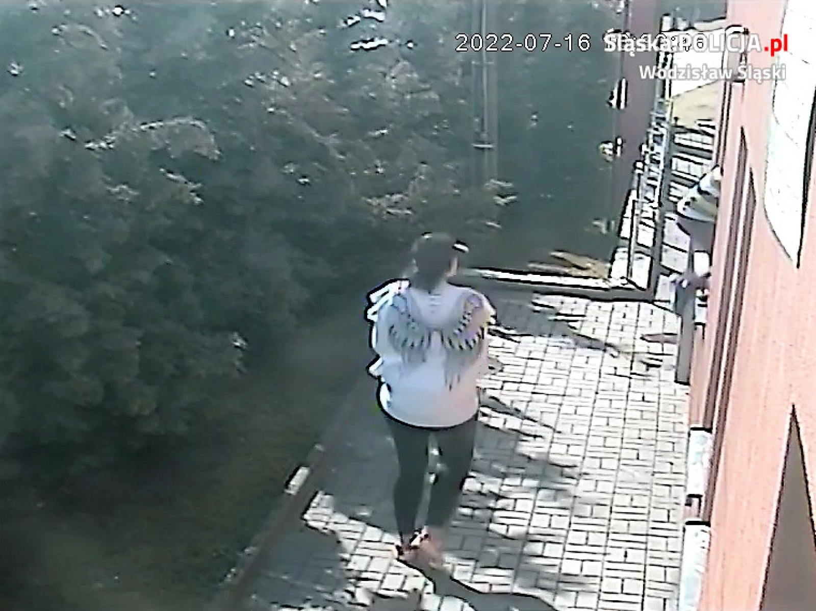 Zdjęcie w galerii na portalu naszwodzislaw.com: Włamanie do poradni w Godowie. Policja publikuje wizerunki sprawców wiadomości z regionu