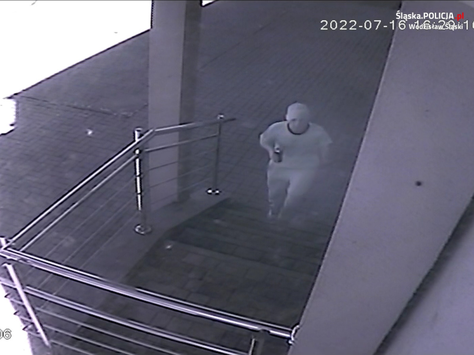 Zdjęcie w galerii na portalu naszwodzislaw.com: Włamanie do poradni w Godowie. Policja publikuje wizerunki sprawców wiadomości z regionu