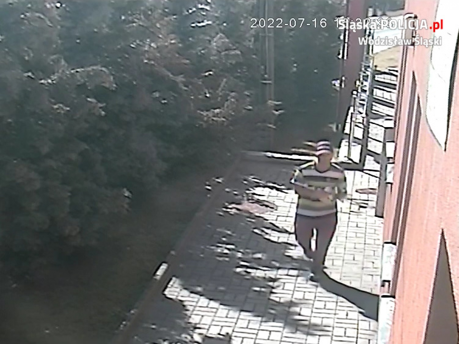 Zdjęcie w galerii na portalu naszwodzislaw.com: Włamanie do poradni w Godowie. Policja publikuje wizerunki sprawców wiadomości z regionu