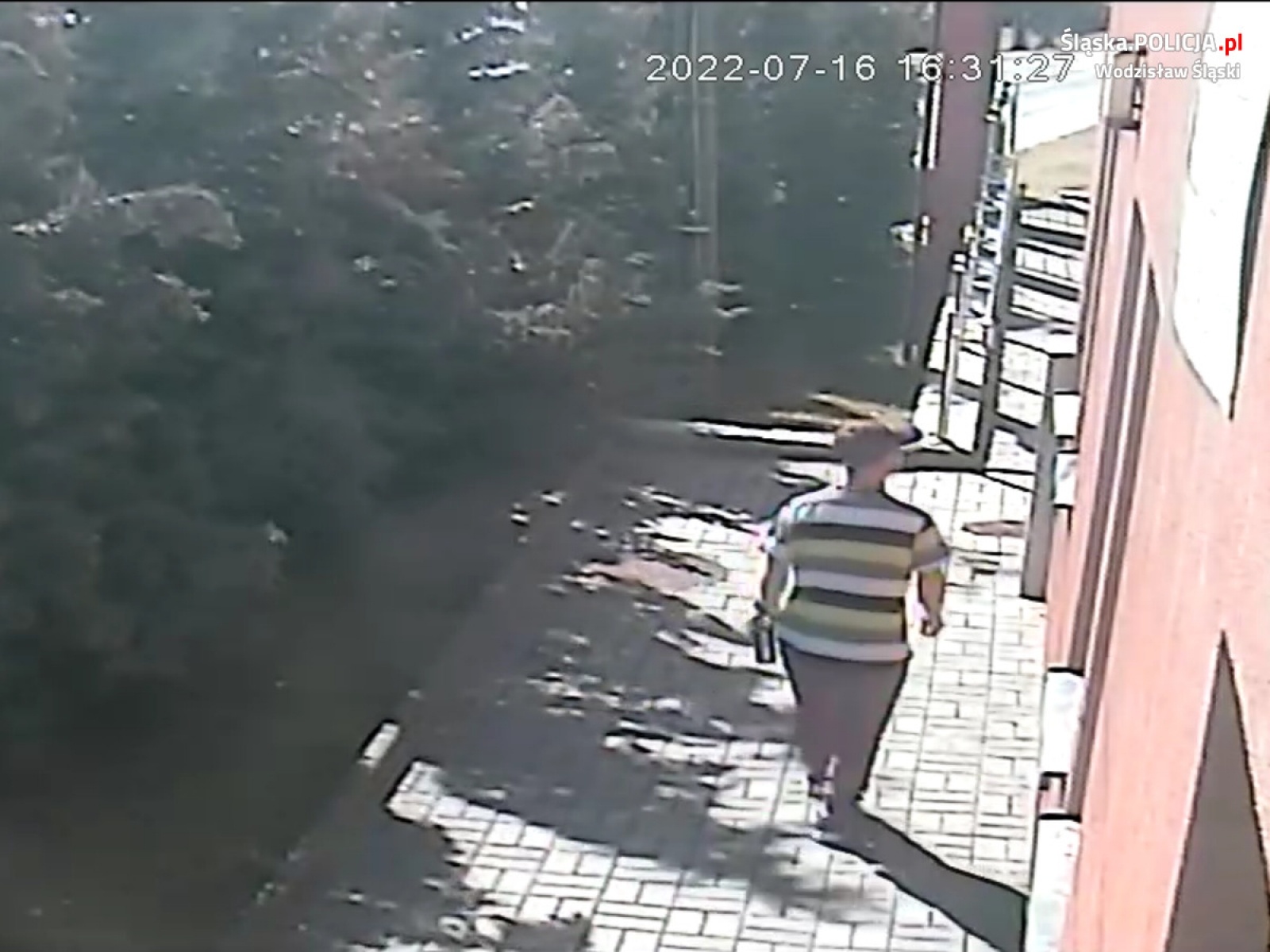 Zdjęcie w galerii na portalu naszwodzislaw.com: Włamanie do poradni w Godowie. Policja publikuje wizerunki sprawców wiadomości z regionu