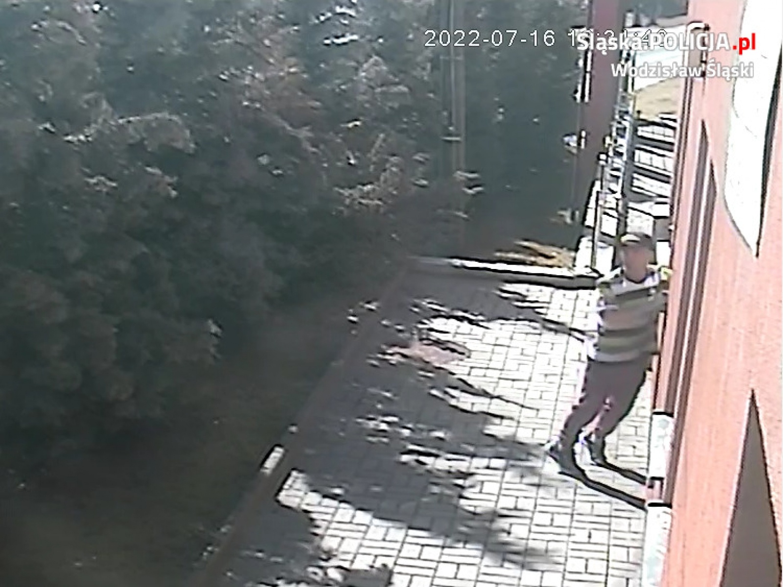 Zdjęcie w galerii na portalu naszwodzislaw.com: Włamanie do poradni w Godowie. Policja publikuje wizerunki sprawców wiadomości z regionu