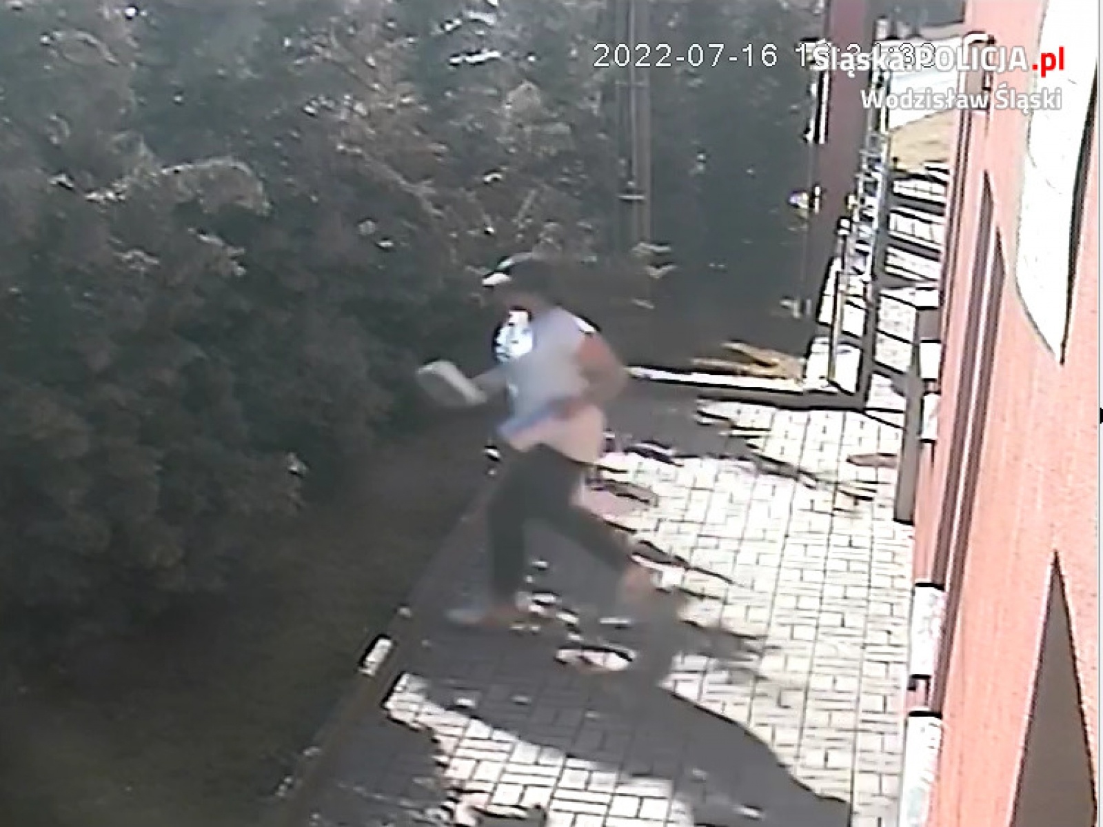 Zdjęcie w galerii na portalu naszwodzislaw.com: Włamanie do poradni w Godowie. Policja publikuje wizerunki sprawców wiadomości z regionu