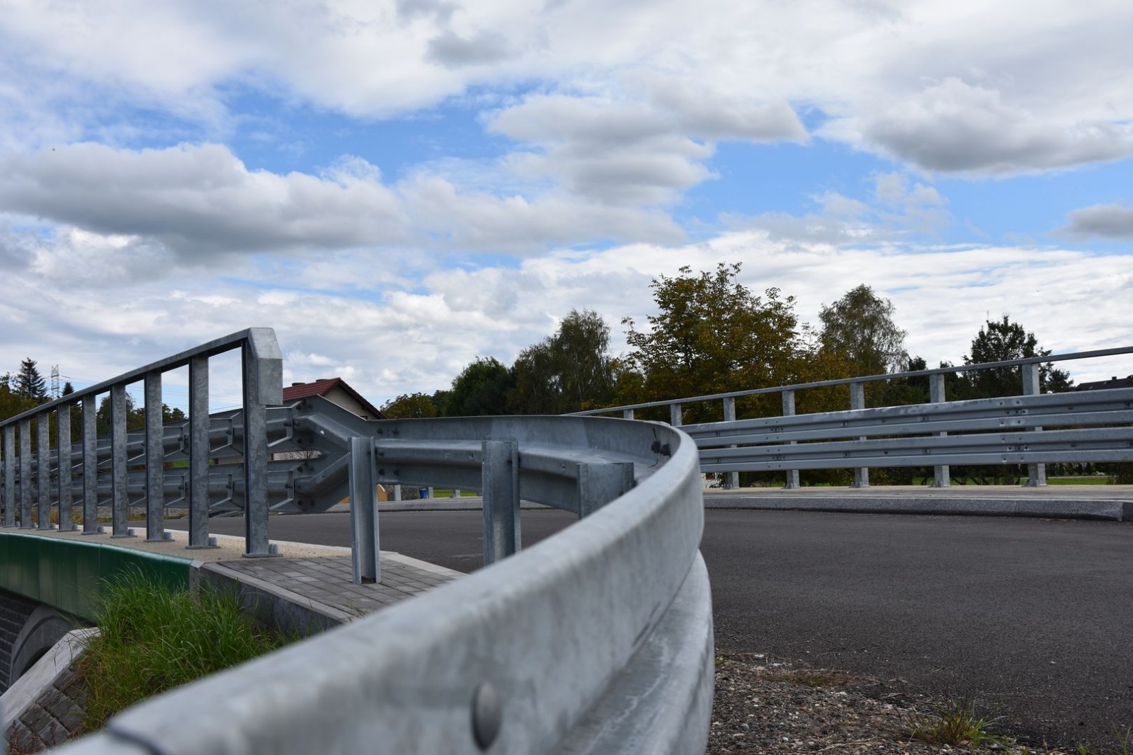 Zdjęcie w galerii na portalu naszwodzislaw.com: Dla poprawy komfortu i bezpieczeństwa. Remonty powiatowych dróg [FOTO] wiadomości z regionu