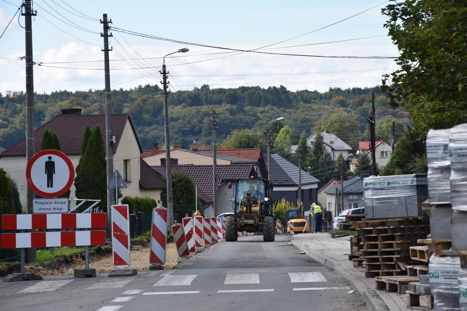 Zdjęcie w galerii na portalu naszwodzislaw.com: Dla poprawy komfortu i bezpieczeństwa. Remonty powiatowych dróg [FOTO] wiadomości z regionu