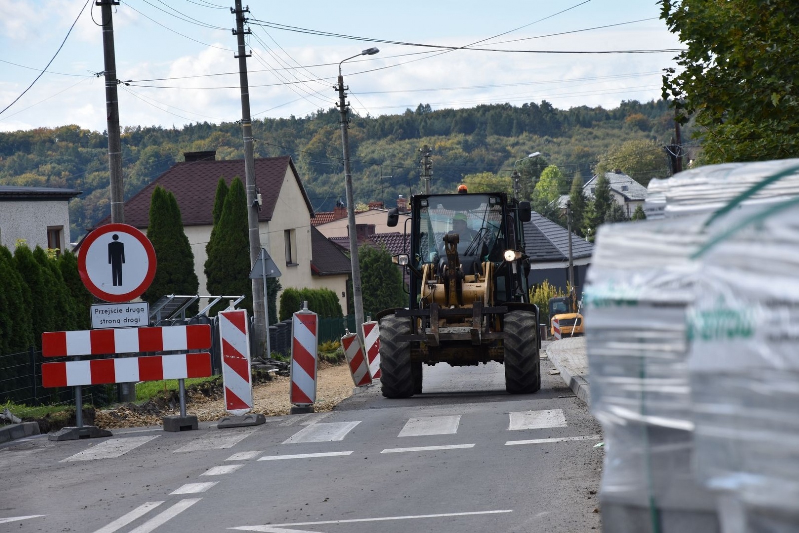 Zdjęcie w galerii na portalu naszwodzislaw.com: Dla poprawy komfortu i bezpieczeństwa. Remonty powiatowych dróg [FOTO] wiadomości z regionu