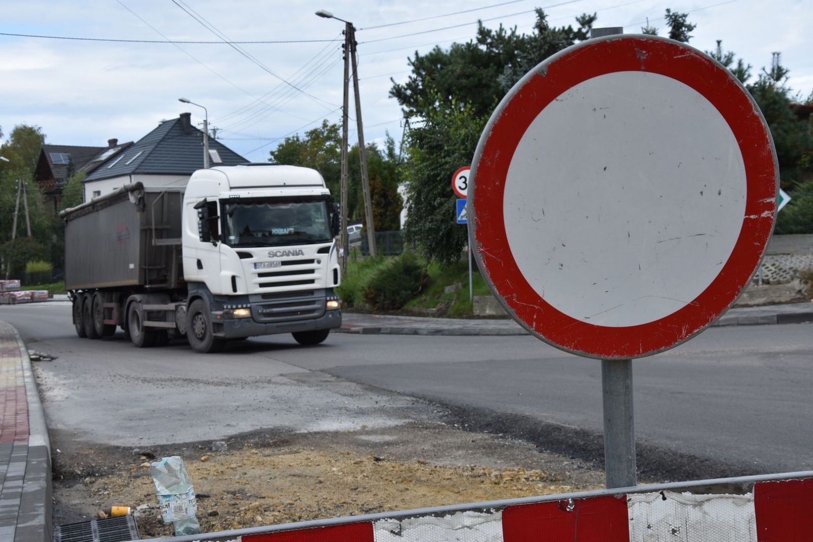 Zdjęcie w galerii na portalu naszwodzislaw.com: Dla poprawy komfortu i bezpieczeństwa. Remonty powiatowych dróg [FOTO] wiadomości z regionu