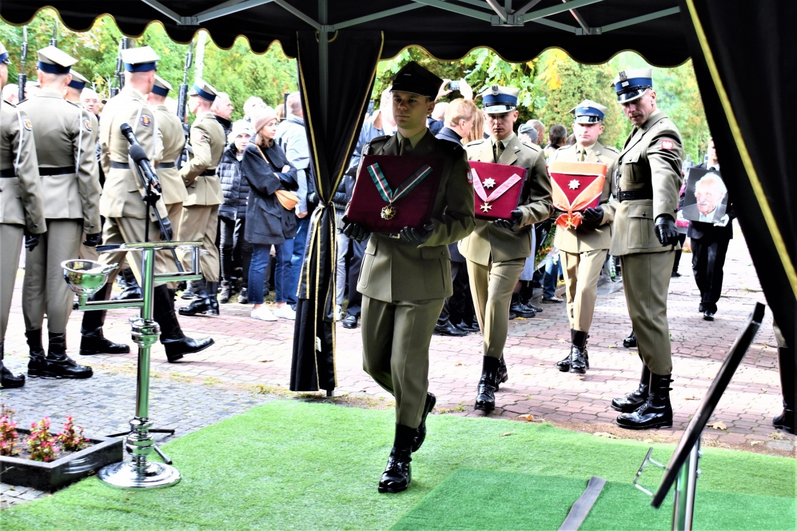 Zdjęcie w galerii na portalu naszwodzislaw.com: Godów pożegnał w Warszawie Franciszka Pieczkę [FOTO] wiadomości z regionu