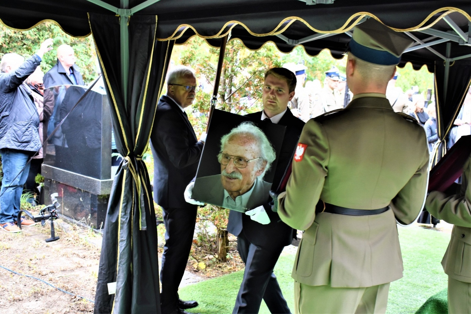 Zdjęcie w galerii na portalu naszwodzislaw.com: Godów pożegnał w Warszawie Franciszka Pieczkę [FOTO] wiadomości z regionu