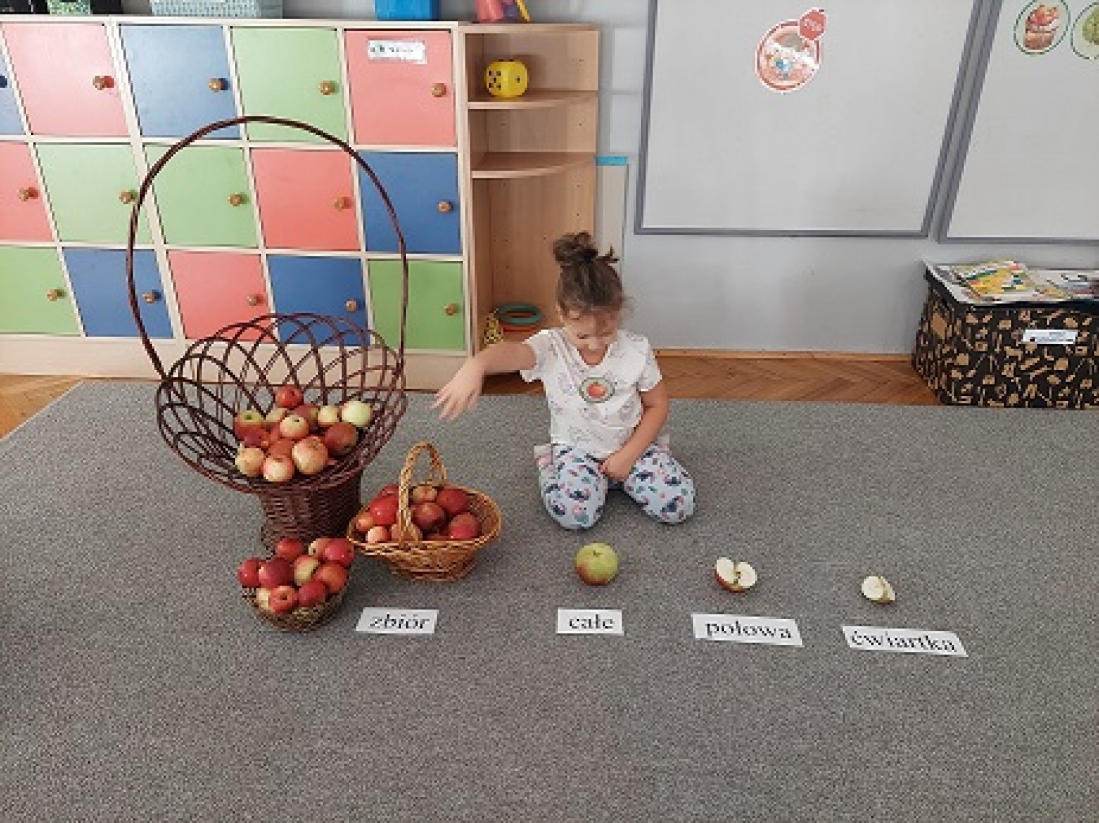 Zdjęcie w galerii na portalu naszwodzislaw.com: Od kwiatuszka do jabłuszka. Dzień jabłka w Przedszkolu numer 6 wiadomości z regionu