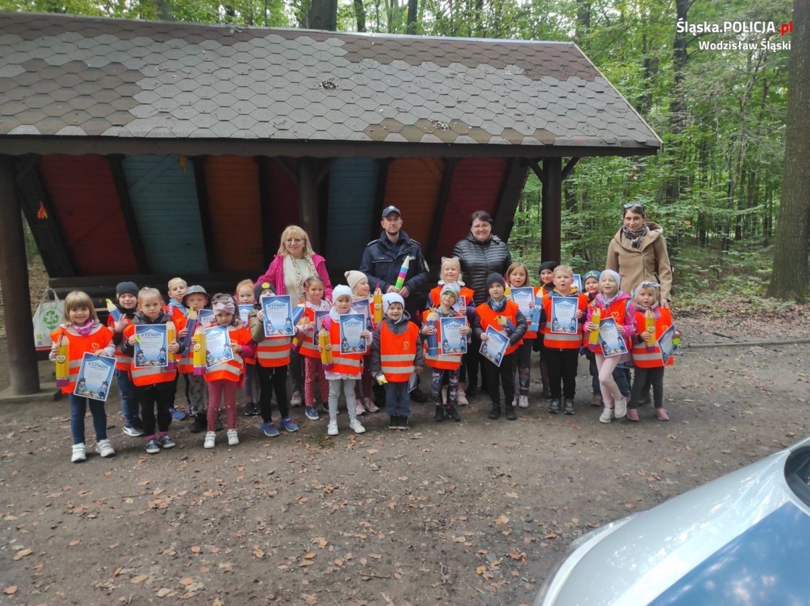 Zdjęcie w galerii na portalu naszwodzislaw.com: Pasowanie na starszaka z radlińskimi dzielnicowymi wiadomości z regionu