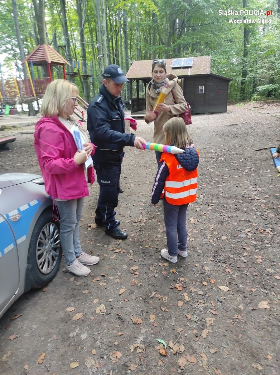 Zdjęcie w galerii na portalu naszwodzislaw.com: Pasowanie na starszaka z radlińskimi dzielnicowymi wiadomości z regionu