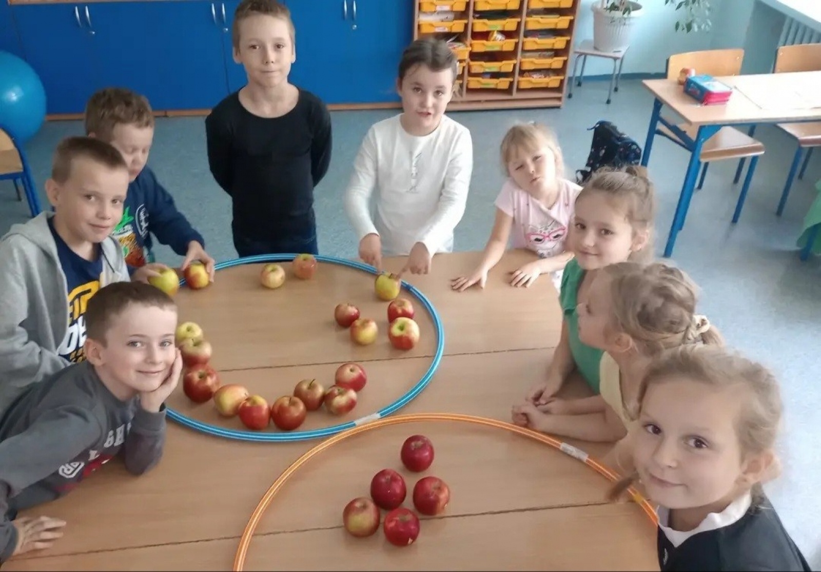 Zdjęcie w galerii na portalu naszwodzislaw.com: Uczniowie ZSP 7 świętowali Dzień Jabłka wiadomości z regionu