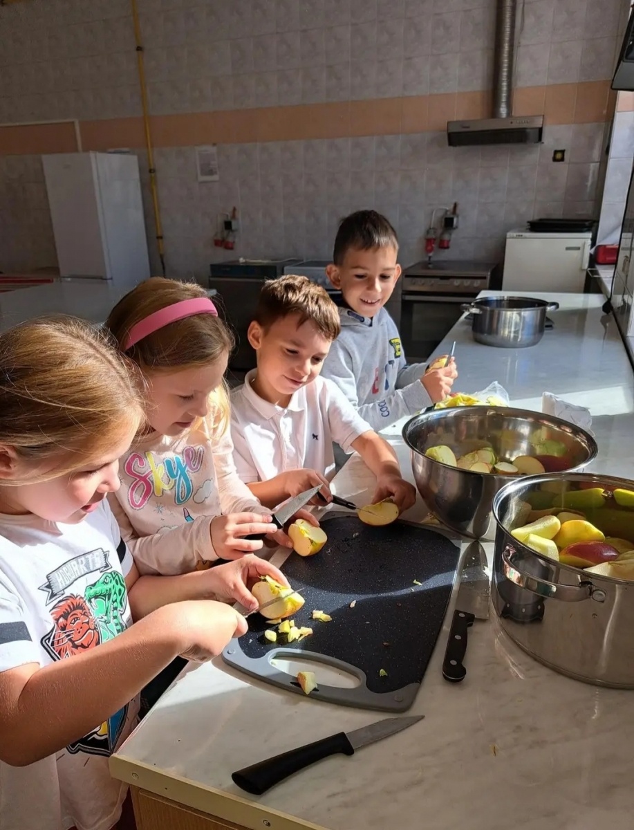 Zdjęcie w galerii na portalu naszwodzislaw.com: Uczniowie ZSP 7 świętowali Dzień Jabłka wiadomości z regionu