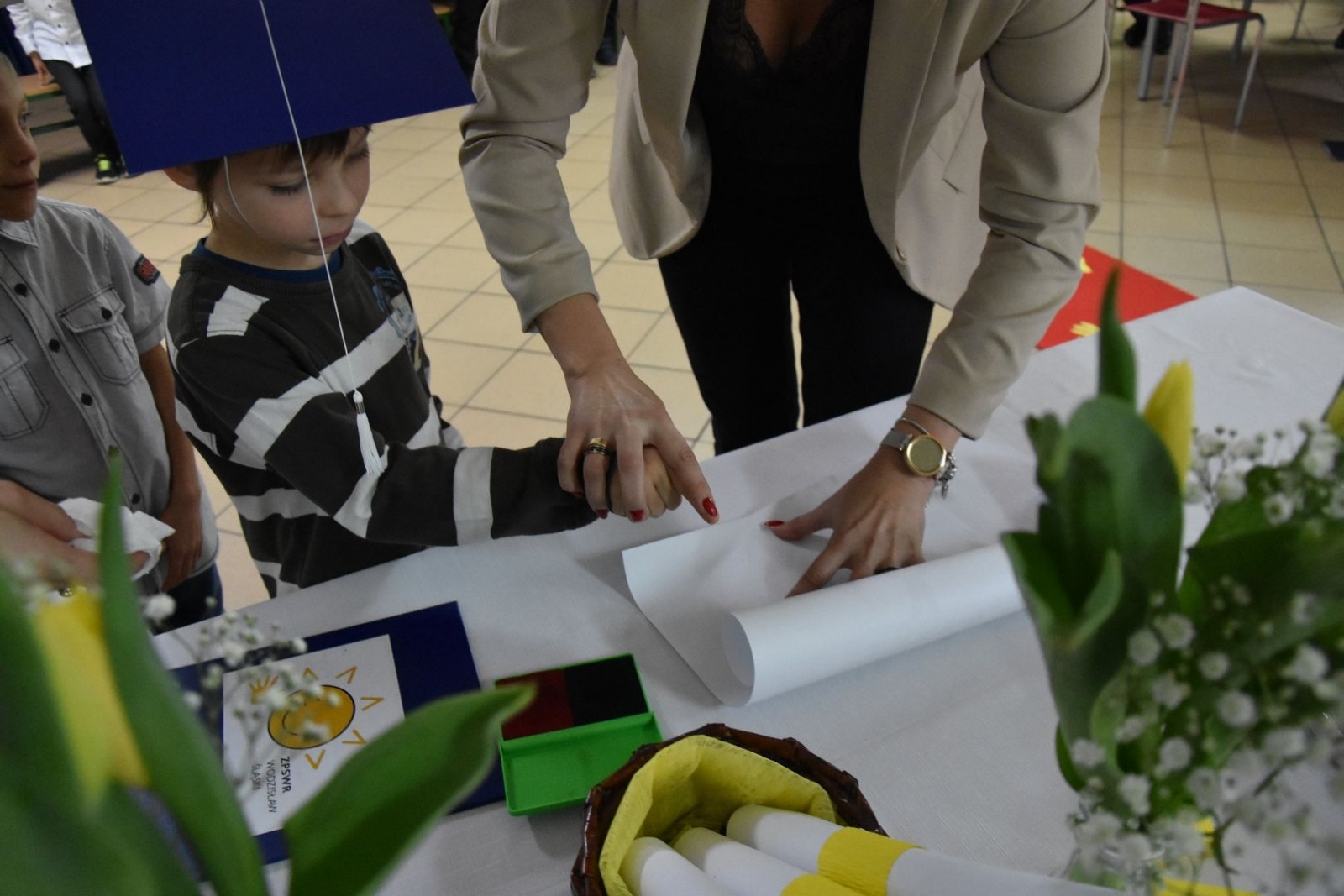 Zdjęcie w galerii na portalu naszwodzislaw.com: Rogi obfitości trafiły do pierwszoklasistów [FOTO] wiadomości z regionu