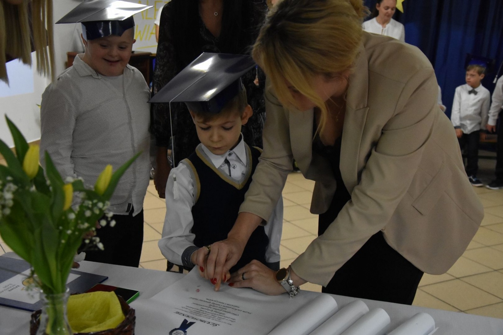 Zdjęcie w galerii na portalu naszwodzislaw.com: Rogi obfitości trafiły do pierwszoklasistów [FOTO] wiadomości z regionu